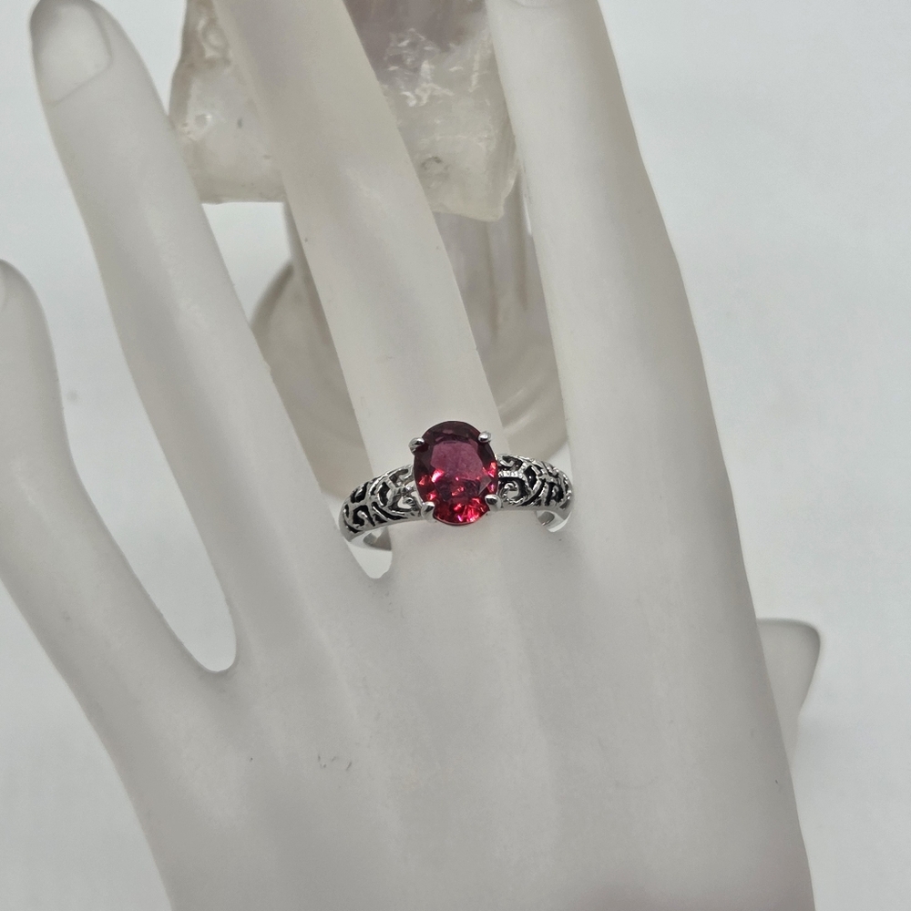 ruby colored glass faceted stone costume ring silver tone ornate filigree sz 8.5